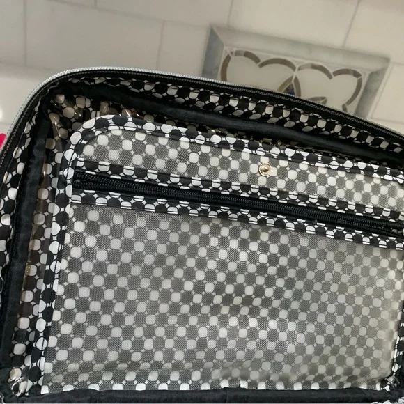 Make-up case. Black. Fabric exterior with solid insert. - Picture 4 of 11